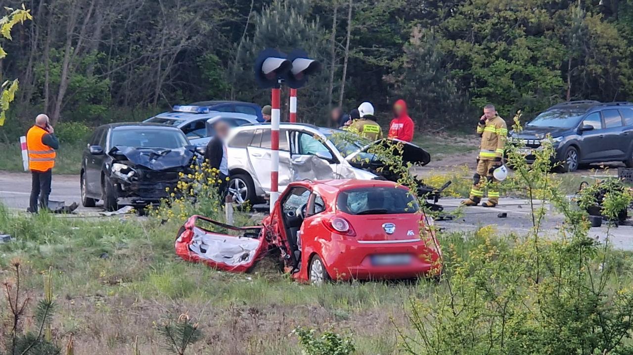 Trzy auta zderzyły się na przejeździe kolejowym