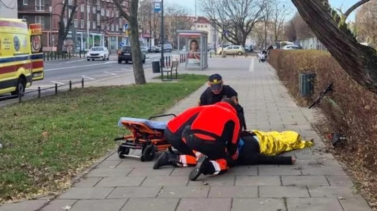 Z dużą siłą uderzyła głową w pień drzewa