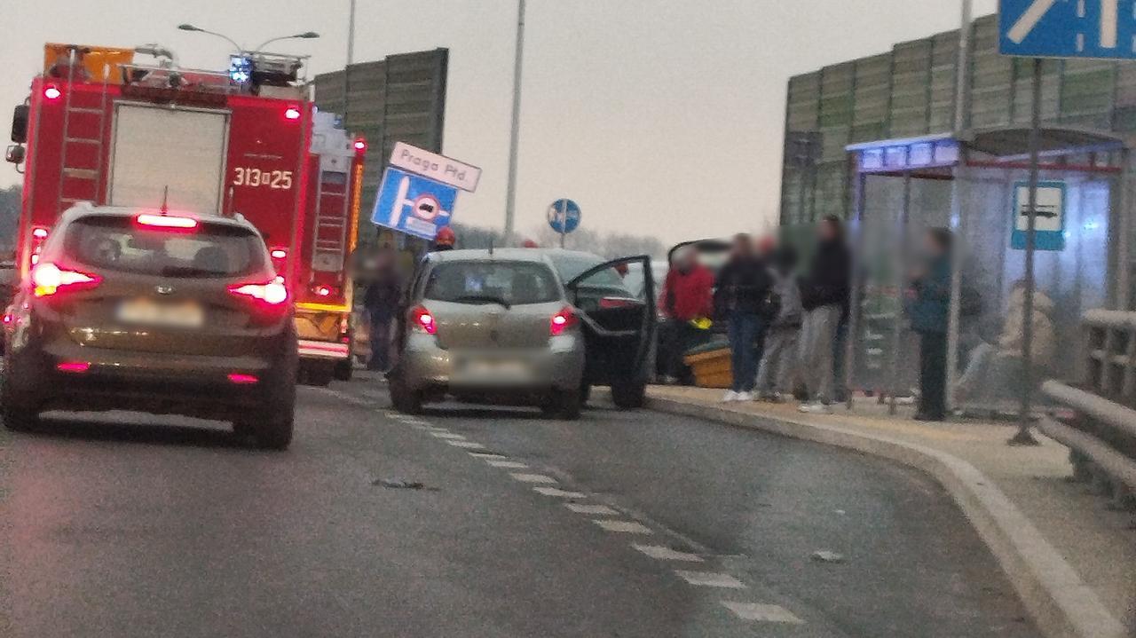 Zderzenie na wiadukcie, jedna osoba trafiła do szpitala