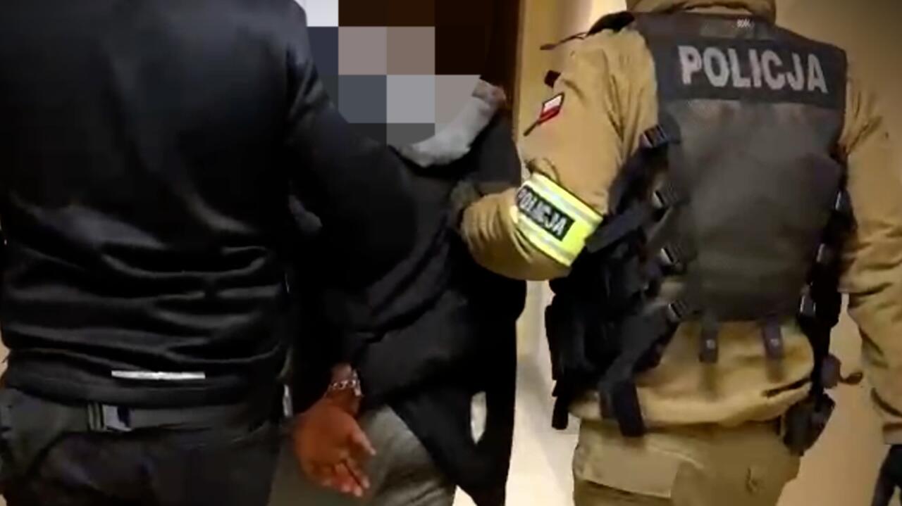 Podróżował na leżąco, by uniknąć zatrzymania. Policjantów nie wykiwał