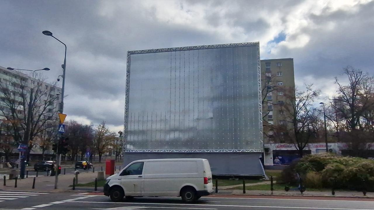 Reklama wielka jak dom. Burmistrz domaga się rozwiązania umowy