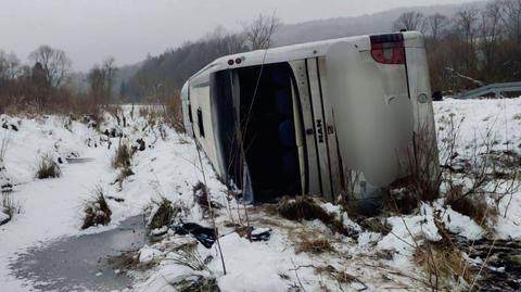 Autokar turystyczny wpadł do rowu, 18 osób w szpitalach