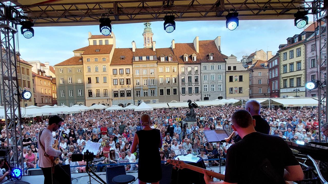 Kilkunastu muzyków na scenie, tysiące słuchaczy na rynku