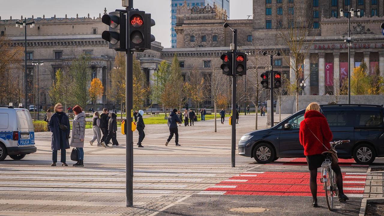 Piesi "polubili" nową "zebrę". Będzie więcej pasów w centrum
