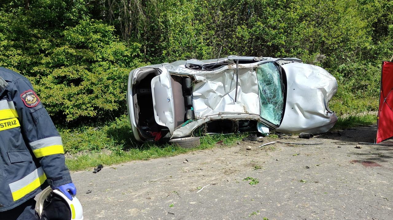 Dachował na drodze gminnej, jedna osoba nie żyje