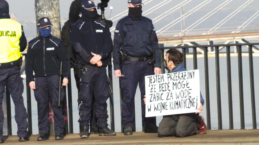 Aktywista klimatyczny na moście Poniatowskiego