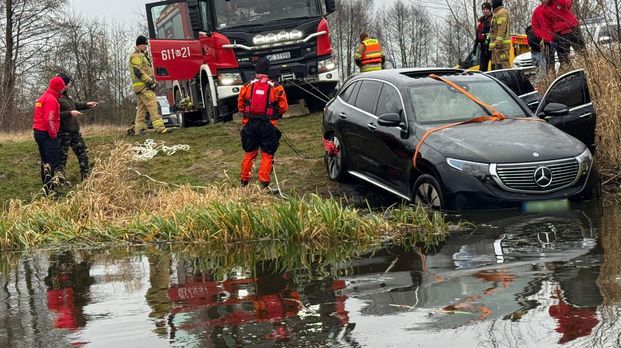 Wydobyli samochód z dna rzeki