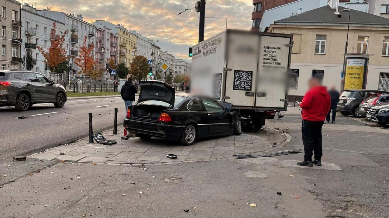 Wbił się w auto dostawcze
