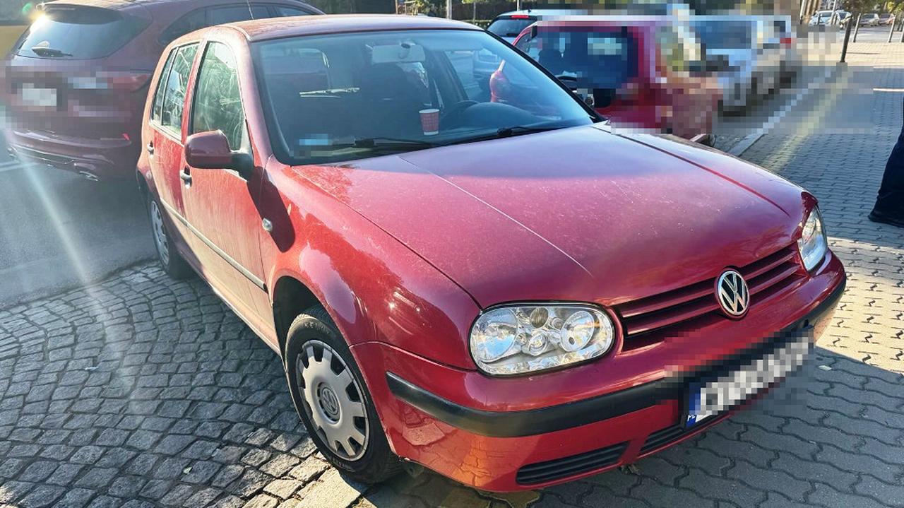 Pod wpływem narkotyków, z sądowymi zakazami, przewoził pasażerkę w bagażniku