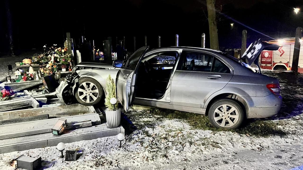 Wjechał na cmentarz, zniszczył nagrobki, uciekł. Odpowie także za sprawę z przeszłości