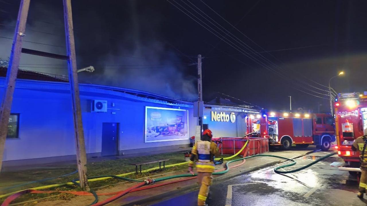 Nocny pożar supermarketu