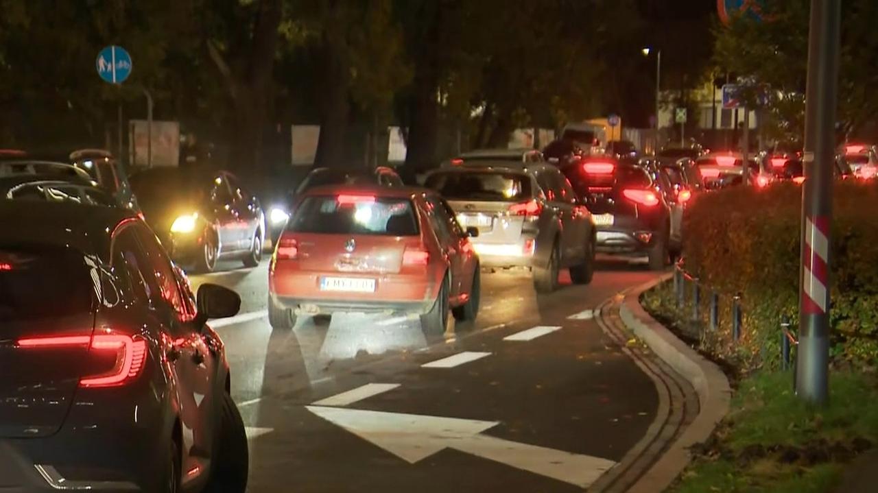 Kilka godzin wyjeżdżali z parkingu. Drogowcy o "problemie w zarządzaniu", galeria o "szerokim planie"