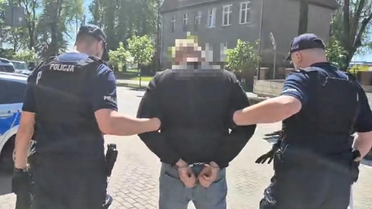 Policyjny pościg i rozbite radiowozy. Dwie osoby zatrzymane w polu, trzecia wciąż poszukiwana