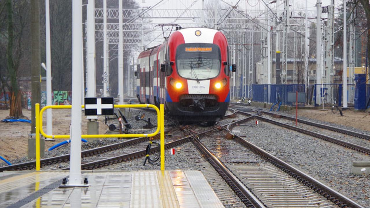 Czekał na przejeździe, nagle ruszył i uderzył w pociąg