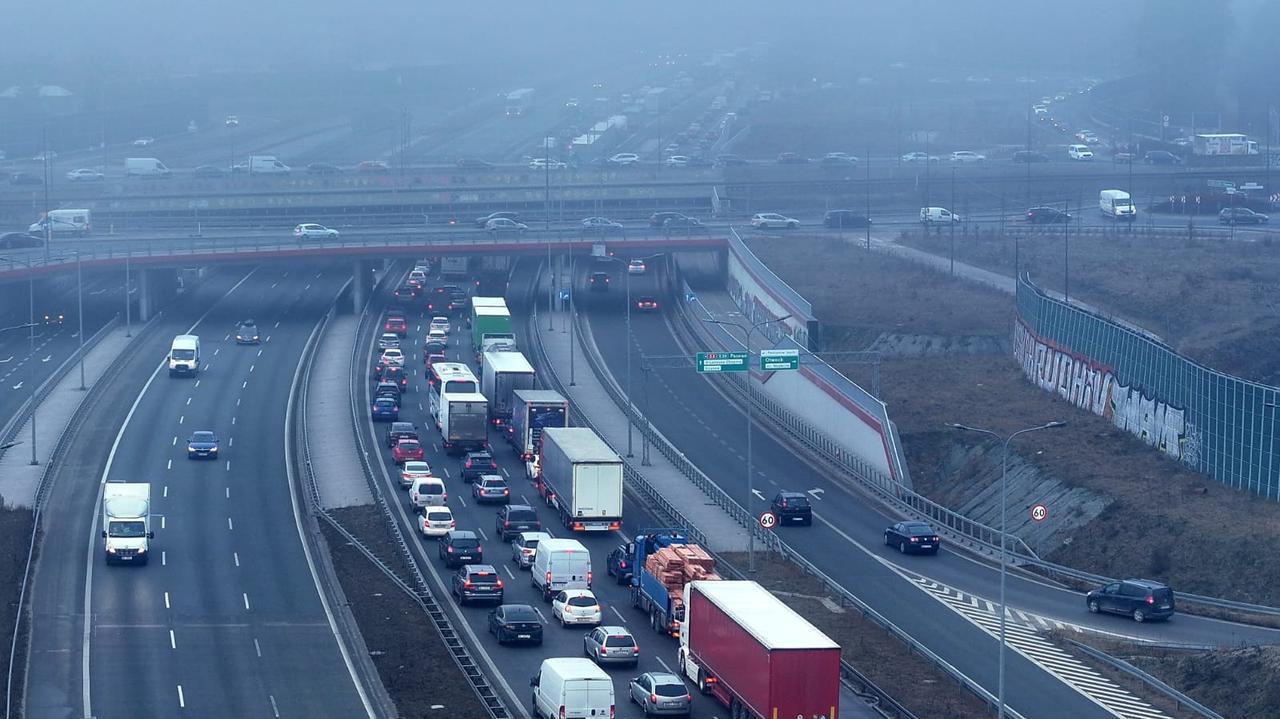 Kolizja tira z autem, utrudnienia na obwodnicy