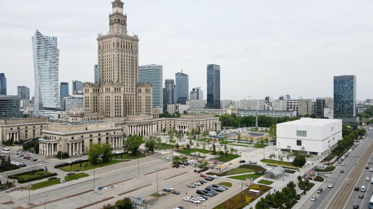 Drzewa i beton na placu Centralnym? Korzenie ochroni skomplikowana technologia
