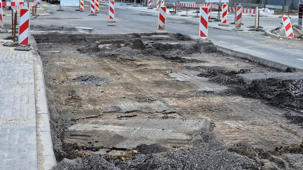 Zerwali nowy asfalt. Problemy przy remoncie "bramy do stolicy"