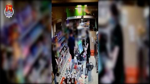 Mężczyźni wybiegli ze sklepu ze skradzionym alkoholem i zaatakowali sprzedawcę