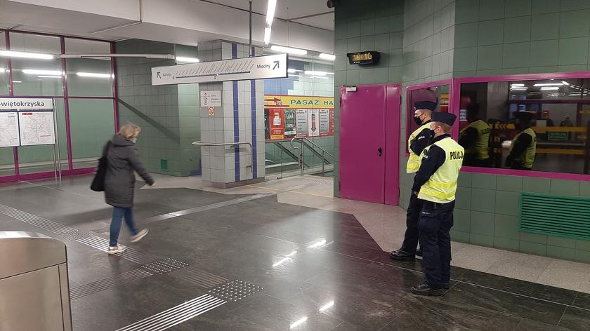 Policja sprawdza, czy pasażerowie metra noszą maseczki 