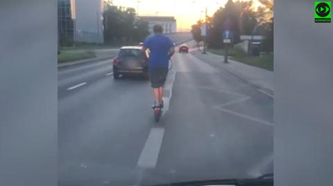 Jechał na hulajnodze trzypasmową ulicą (wideo bez dźwięku)