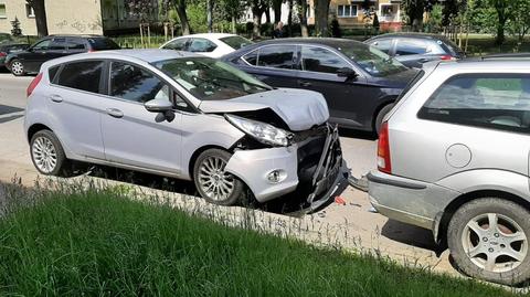 Uderzyła w dwa zaparkowane przy ulicy samochody