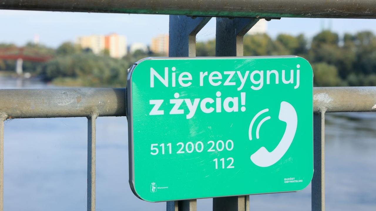 Tabliczki z hasłem "Nie rezygnuj z życia" na warszawskich mostach