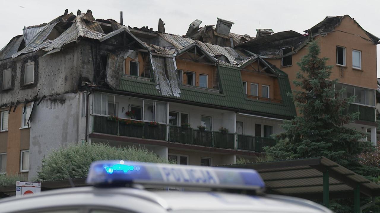 Dach spalonego budynku nie został zabezpieczony. Mieszkańcy się boją, prokuratura tłumaczy