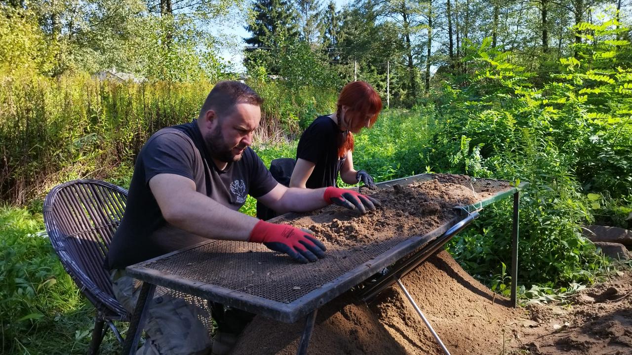 Chcieli wyrównać teren, znaleźli ludzkie szczątki. To mogą być ofiary bombardowań