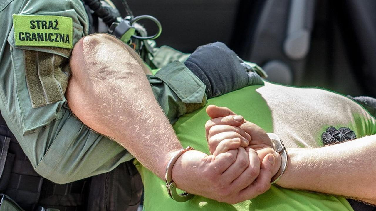 Incydent na lotnisku. Obezwładnili pijanego pasażera i zakuli go w kajdanki