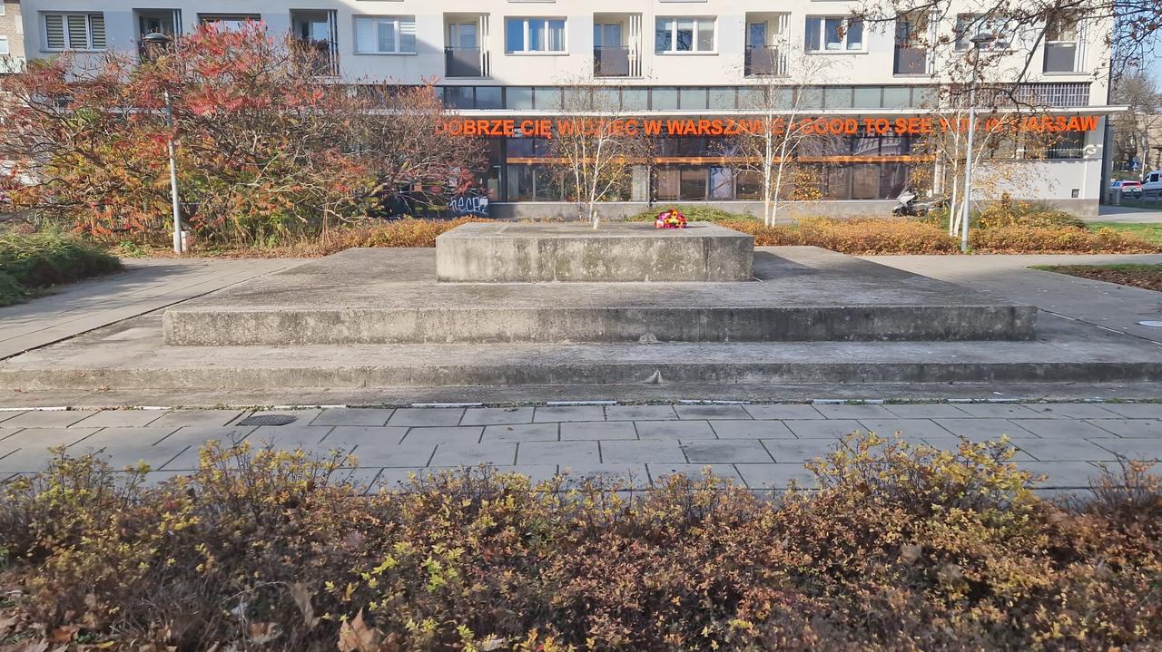 Na postumencie był napis "Ofiarom Rzezi Pragi". Nie ma po nim śladu