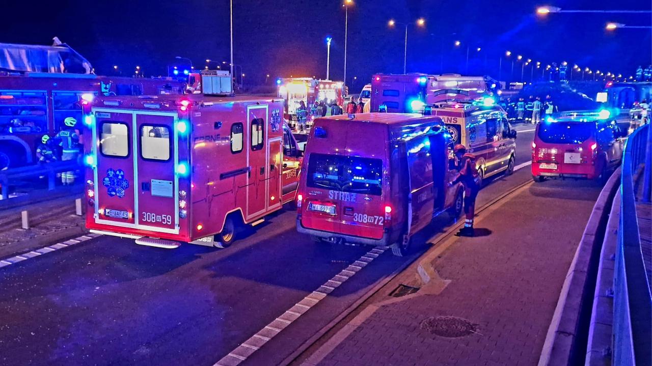 Przewrócił się autokar, tir uderzył w wóz strażacki. Są ranni, utrudnienia na S2