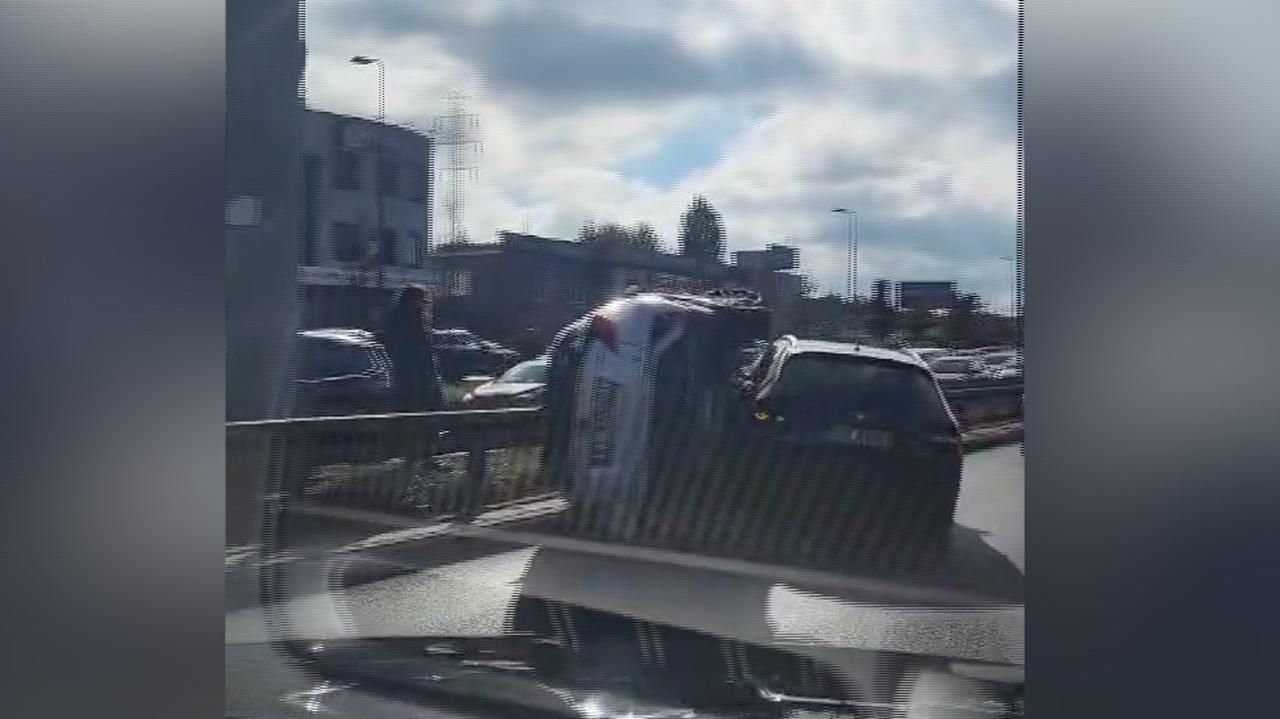 Auto na boku w alei Prymasa Tysiąclecia. Zderzyli się podczas "nieprawidłowej zmiany pasa"