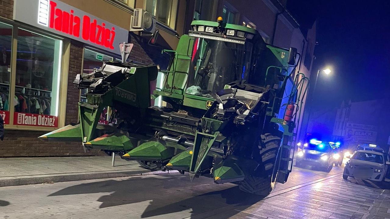 Wjechał kombajnem do centrum miasta i utknął