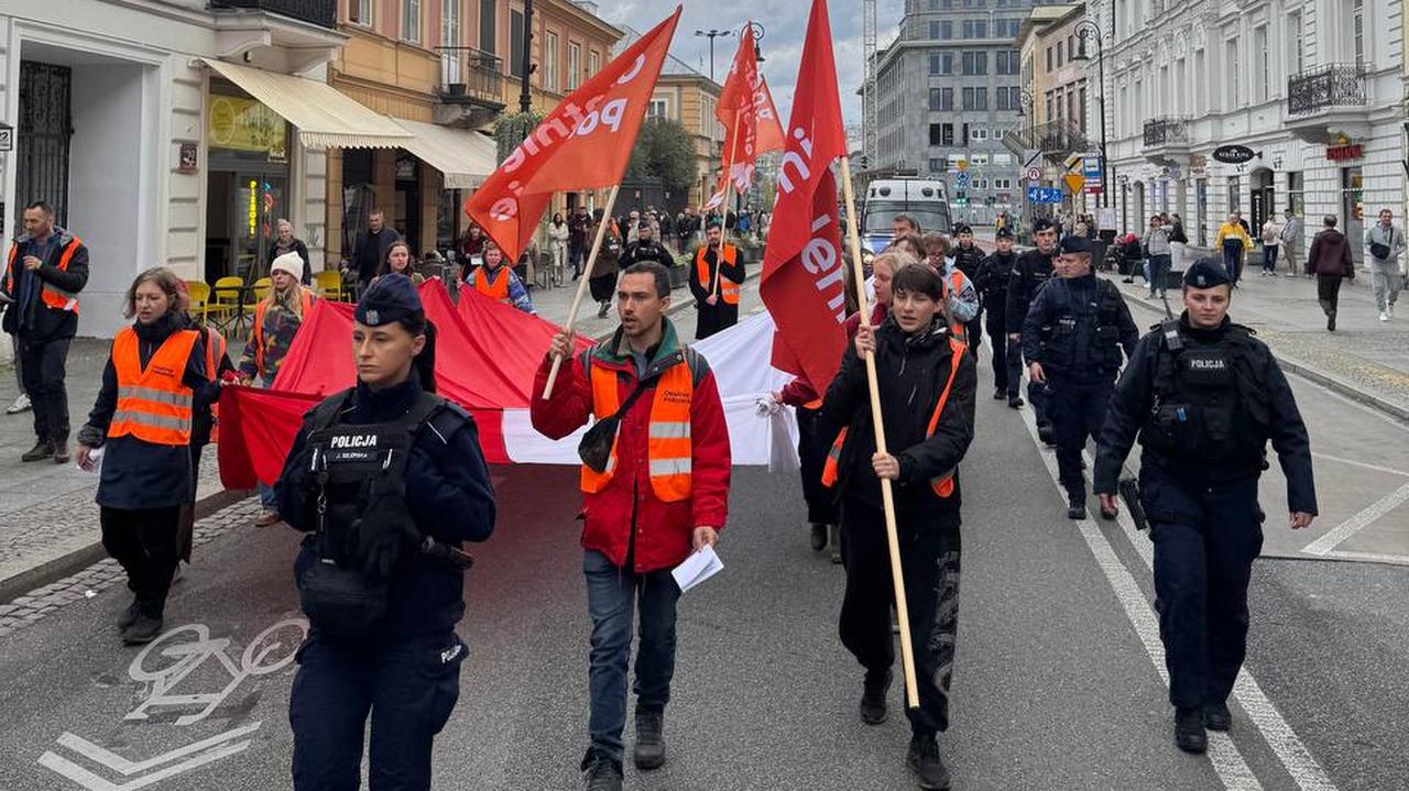 Marsz aktywistów w Śródmieściu. Dwie osoby próbowały wejść na teren Pałacu Prezydenckiego