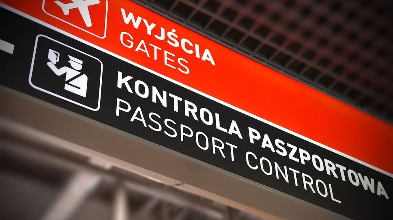 Lotnisko opuścił w kajdankach, trafił do aresztu