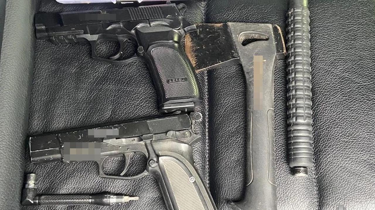 Zatrzymał się na czerwonym świetle, inny kierowca zaczął do niego strzelać