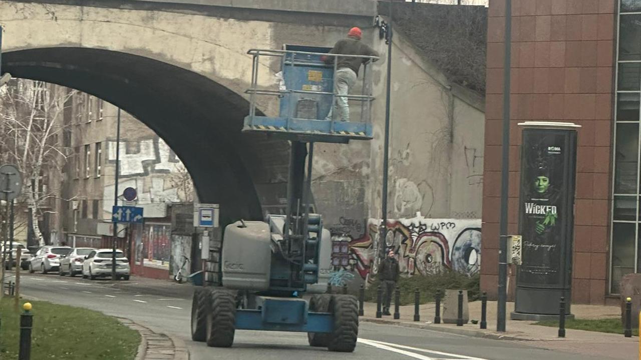 Podnośnik w górze, "kierowca" w koszu. Nietypowy przejazd