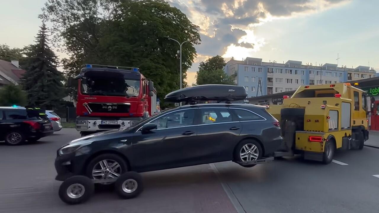 Zastawiają strażakom wyjazd. 