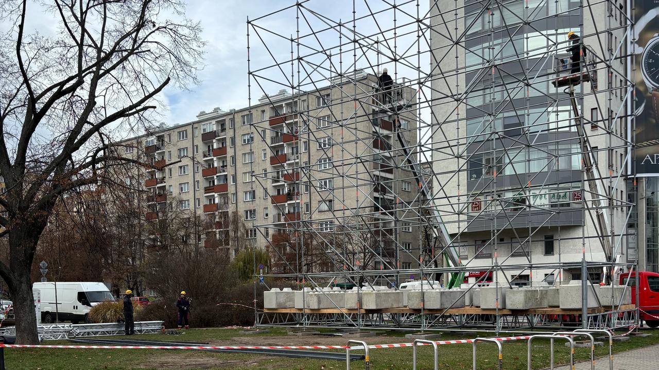 Demontują ogromną reklamę