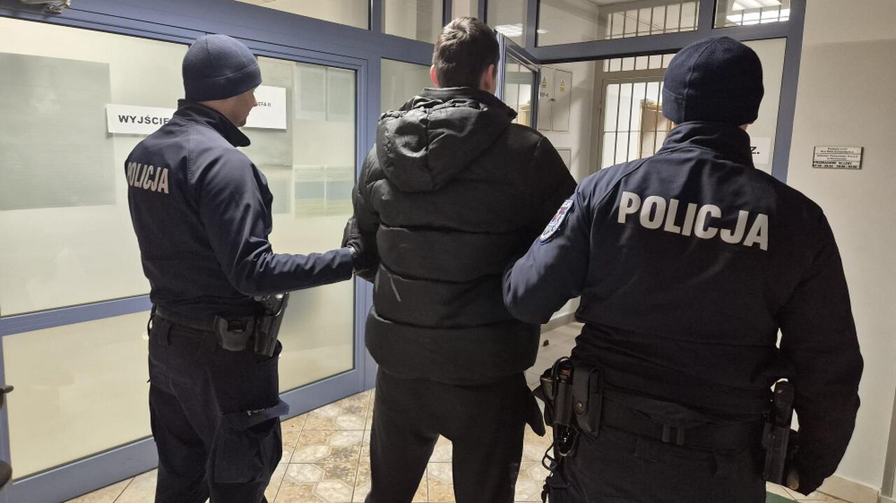 Uszkodził zaparkowane samochody i drzwi do klatki schodowej