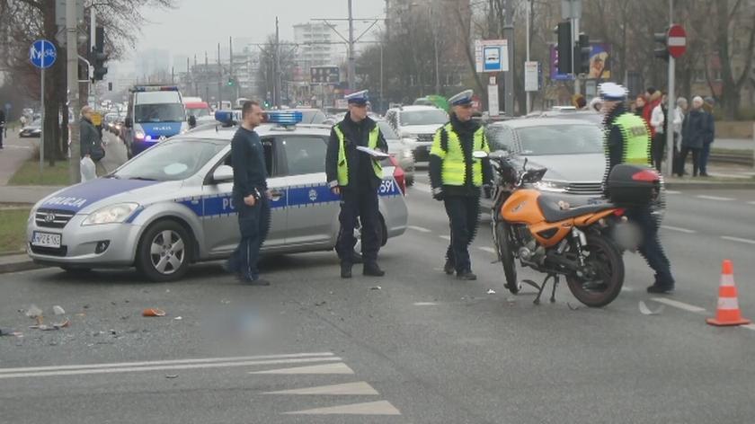 Wypadek motocykla i auta dostawczego