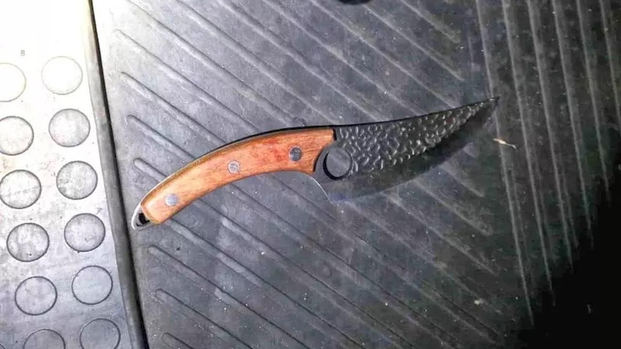 Rzucił się z nożem na radiowóz. Krzyczał o "zabijaniu warszawiaków"