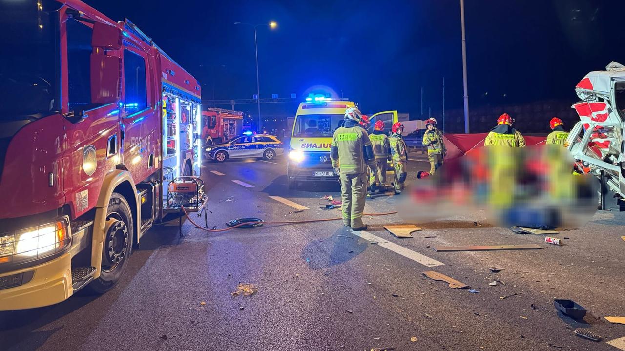 Poważny wypadek na S2. Kurier stał na środkowym pasie. Nagranie