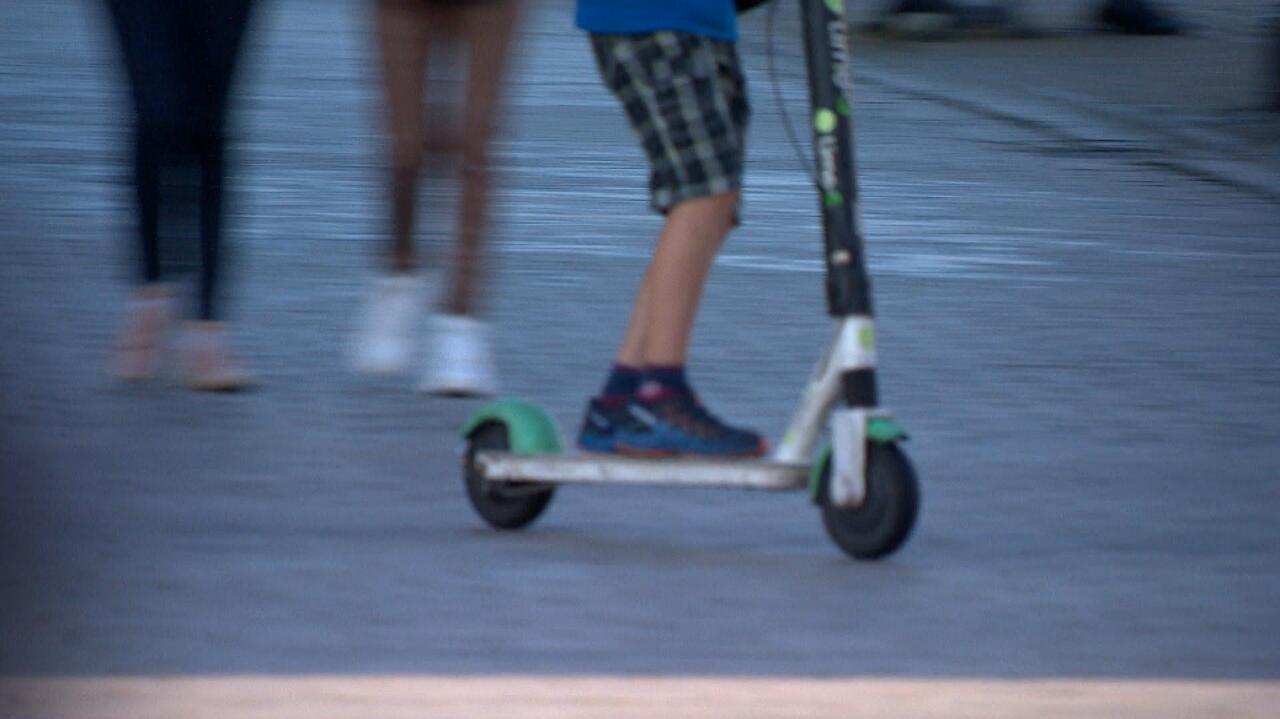 Miesiąc wakacji i ponad 700 wypadków na hulajnogach. Aż 422 z udziałem dzieci