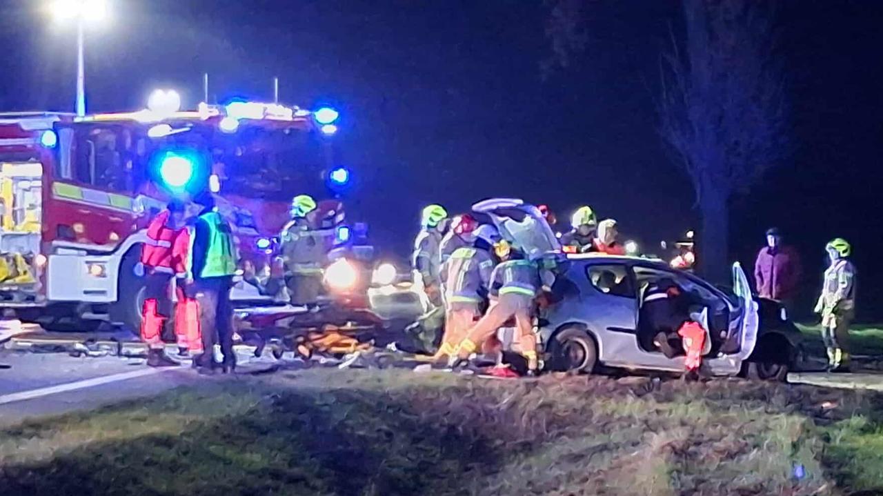 Strażacy wydostali zakleszczonego kierowcę. W drugim aucie było czworo dzieci