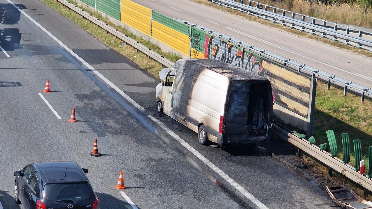 Pożar auta dostawczego na S8. Utrudnienia