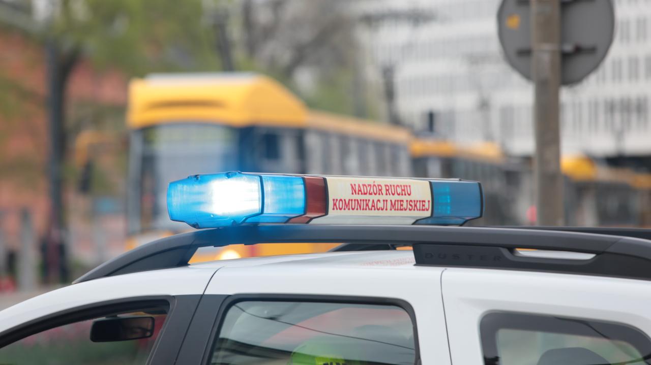 Kierowca i pasażerowie uciekli po dachowaniu. Tramwaj uderzył w uszkodzone bariery