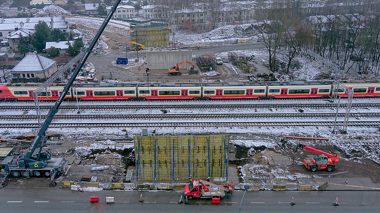 Rosną podpory wiaduktu nad linią kolejową w Rembertowie