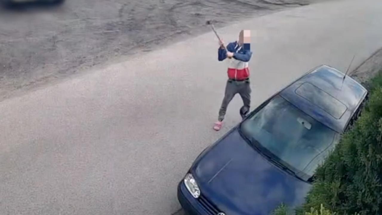 Szukał "upustu emocji", zniszczył przypadkowe auto