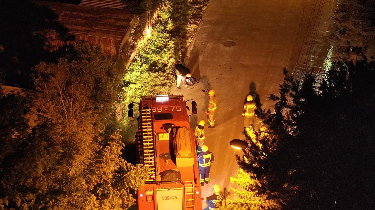 Rzucił się na policjantów z młotkiem, padły strzały. Agresor został ranny w nogę